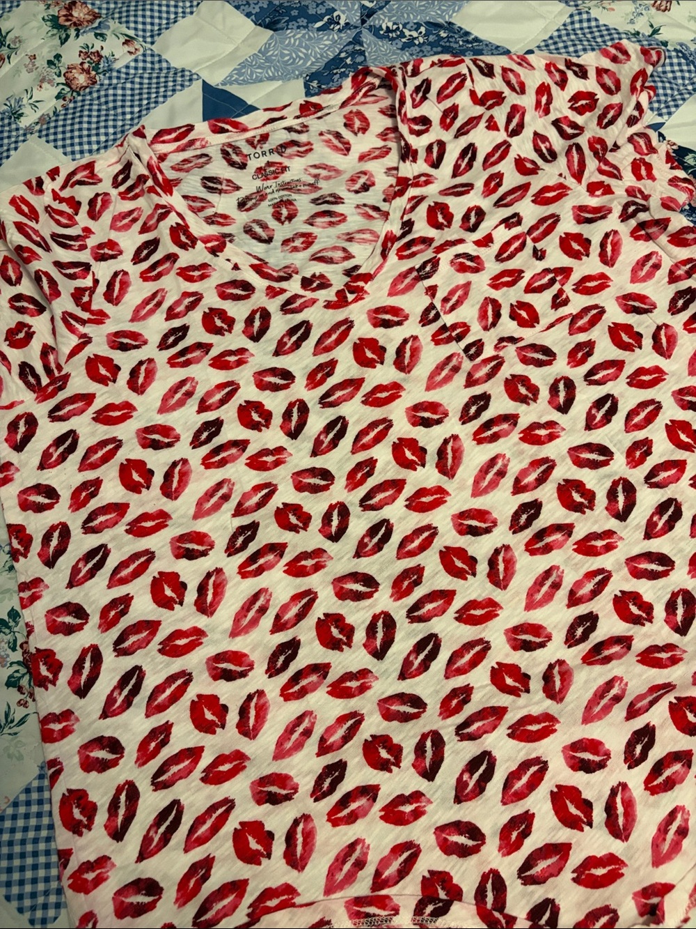 torrid White V-Neck Tee with Red Lip Print
